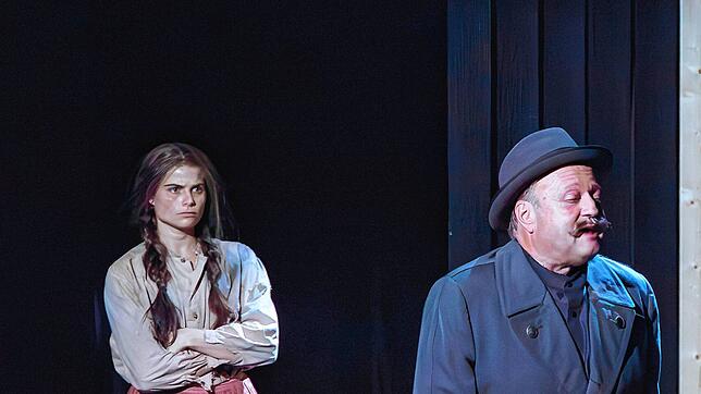 Anna Eger und Marvey Mühlemann in einer Szene aus „Die Tiefe“ in der Werkstatt des Theater Konstanz.