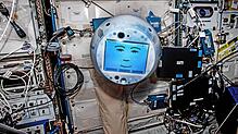 Bereit für neue Aufgaben und für neue Partner: Cimon&nbsp;2 an Bord der Internationalen Raumstation ISS.