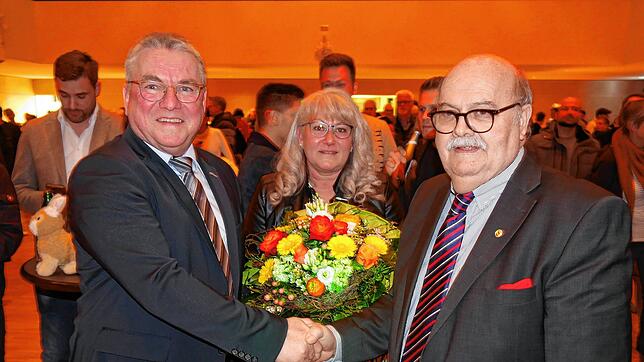 Da war das Ergebnis bereits verkündet: Ralf Baumert (links) bleibt die kommenden acht Jahre Bürgermeister in Rielasingen-Worblingen. Im ...