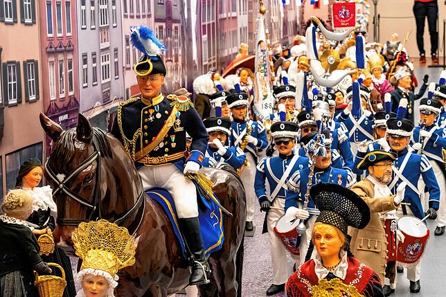 Hoch zu Ross führt Manfred Riegger mit seiner Kavallerie den Umzug an, direkt gefolgt von der Stadt- und Bürgerwehrmusik.