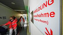 Ein Patient wird durch Sanitäter des Deutschen Roten Kreuzes von der Notaufnahme verlegt (Symbolbild).
