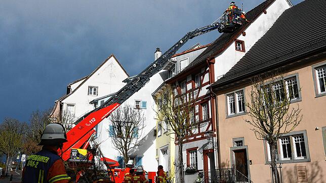In einer ruhigeren Phase haben Feuerwehrleute schon am frühen Freitagabend begonnen, Dächer wieder provisorisch zu flicken.