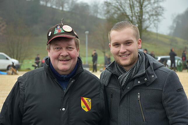 Tobias Walser (rechts) will bald mit seinem Vater Alfred zusammen aktiv das Bölllern als Hobby ausüben. Bild: Mardiros Tavit