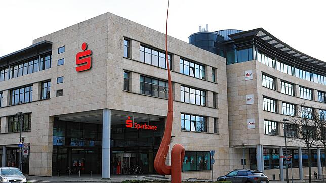 15 000 Quadratmeter Fläche bietet die Hauptstelle der Sparkasse Bodensee in Friedrichshafen. Mieter für Teilflächen haben sich bis dato ...
