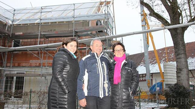 Richtfest für das neue Hotelgebäude: Sabrina, Rolf und Christina Massler (von links) vor dem Rohbau des Gästehauses in Moos. Im ...