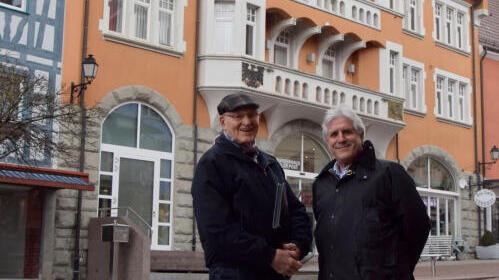 Karl Rudigier (links) und Thomas Warndorf stellen das Titelbild des Buchs nach. Denn Rudigier hat Figuren, die auch in den Geschichten ...