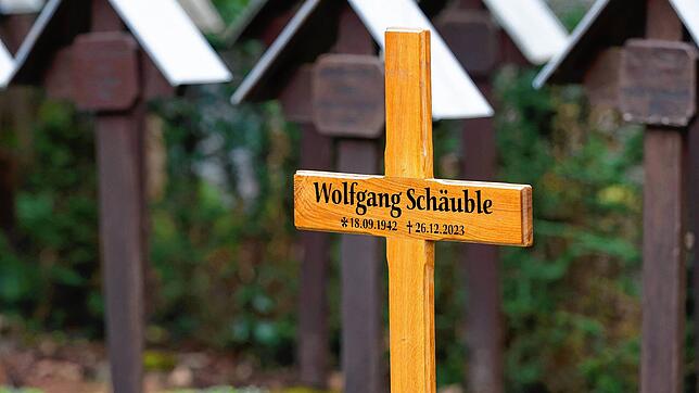 Ein Kreuz kennzeichnete im Januar am Rande der Trauerfeier für Wolfgang Schäuble die Grabstätte auf dem Friedhof. Der frühere ...