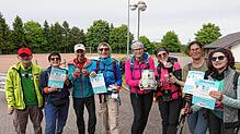 Das macht Freude: Die größte angemeldete Gruppe erhält ein Fässle „5l Waldhaus“; hier Organisator Thomas Sell (links) zusammen mit dem ...