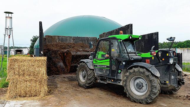 Ein Radlader transportiert Gärmasse zu einer Biogasanlage: Tausende solcher Anlagen stehen in Deutschland. Sie könnten helfen, Gas aus ...