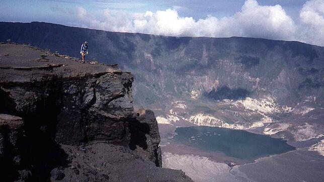 Das ist das, was vom Tambora nach seiner Explosion übrig blieb. Gut zu sehen ist der Krater, die Caldera.