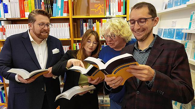 (Von links) Andreas Hennemann, Lena Gmelin, Christoph Nix und Simon Pschorr freuen sich, nach Jahren der Arbeit ihren Praxiskommentar ...
