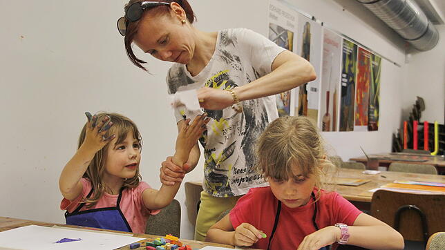 Pastellkreiden hinterlassen Spuren an den Fingern: Das merkte auch Sophia (von links im Bild mit Mutter Stefanie Thomas und Schwester ...