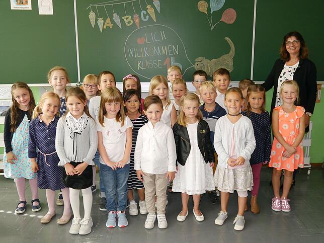 Klasse 1b: 14 Mädchen und 7 Jungen der Klasse 1b freuen sich auf den Schulstart, ebenso ihre Lehrerin Sigrid Reiser.