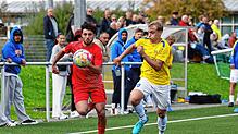 Der SV Allensbach (Fin Faupel, rechts) unterlag dem 1. FC Rielasingen-Arlen II (Giovanni Raffaele) mit 2:4.