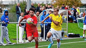 Der SV Allensbach (Fin Faupel, rechts) unterlag dem 1. FC Rielasingen-Arlen II (Giovanni Raffaele) mit 2:4.