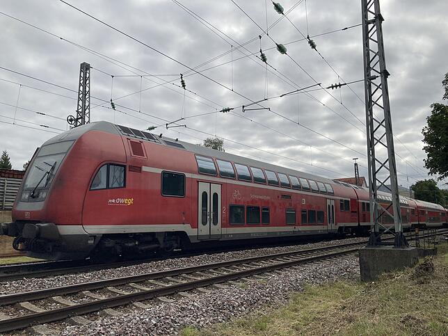 Ein Zug der Schwarzwaldbahn zwischen Villingen und St. Georgen, aufgenommen am Stöckerbergle in Villingen, auf einem Archivbild.