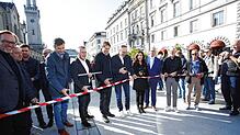 Jetzt ist der Bahnhofplatz eröffnet: Zur Schere greifen (von links) Professor Eberhard Schlag von der HTWG, an seiner Seite Peter Martin ...