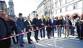 Jetzt ist der Bahnhofplatz eröffnet: Zur Schere greifen (von links) Professor Eberhard Schlag von der HTWG, an seiner Seite Peter Martin ...