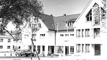 1986 zog Karl-Heinz Beck ins Rathaus von Oberteuringen und übernahm das Amt des Bürgermeisters. Bis heute markiert das Gebäude den ...