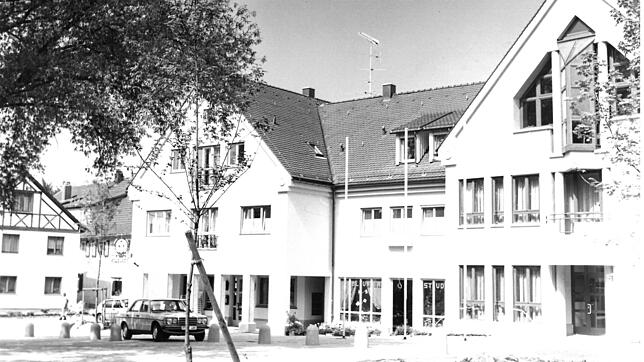 1986 zog Karl-Heinz Beck ins Rathaus von Oberteuringen und übernahm das Amt des Bürgermeisters. Bis heute markiert das Gebäude den ...