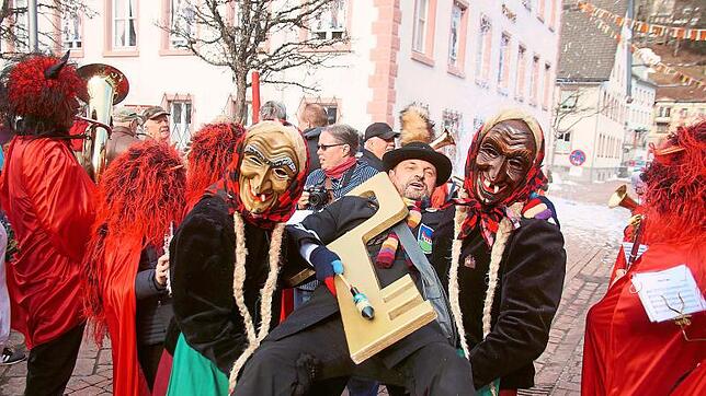 Gegenwehr zwecklos: Bürgermeister Josef Herdner wird mit dem Rathausschlüssel zum Narren-Präsidium gebracht.