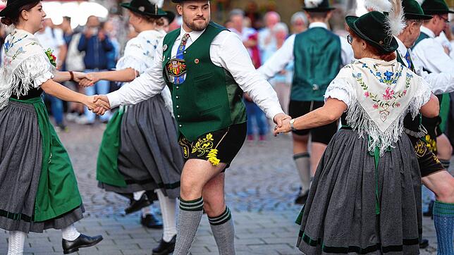 Der Trachtenverein Friedrichshafen unterhält beim verkaufsoffenen Sonntag die Besucher in der Innenstadt mit Tanzeinlagen.