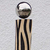 „Zebra-Stele“ von Michael Weick.