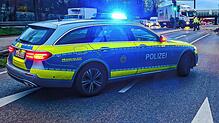 Einsatzfahrzeug der Polizei sichert eine Unfallstelle (Symbolbild)