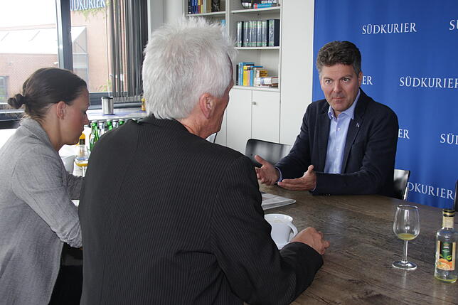 Andreas Schwab, Bezirksvorsitzender der CDU Südbaden, im Gespräch mit Politikchef Dieter Löffler und Redakteurin Mirjam Moll. Bild: ...