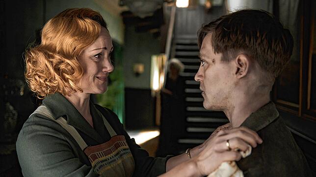 Anneliese Strumm (Anna Schudt) und ihr Sohn Siegfried (Jonas Nay), der als verschollen galt.