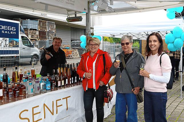 Am Stand von Herbert Senft stoßen Petra Herter, Andrea Eglauer und Claudia Härle an (von links).