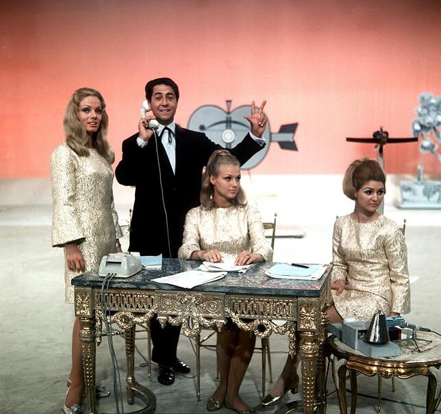 Der Showmaster Vico Torriani mit seinen Assistentinnen Ina (l), Barbara (M) und Alexandra (r) in der 25. Ausgabe der ZDF-Show «Der ...