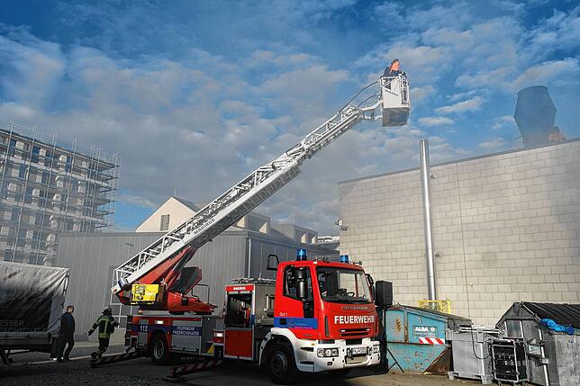 Jahreshauptübung der Abteilungen Friedrichshafen und Fischbach der Feuerwehr Friedrichshafen: Beim Szenario auf dem Gelände der Firma ...