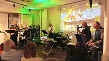 Bernhard Betting und die White Beards rocken das Phonomuseum. Aufregung ist da gar nicht nötig – das Publikum geht gerne mit. Foto: ...