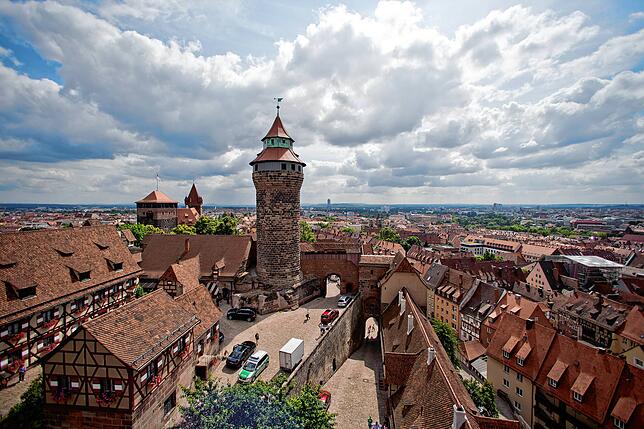 Die Kaiserburg in Nürnberg ist das Wahrzeichen der Stadt &ndash; sie verbreitet eine mittelalterliche Atmosphäre