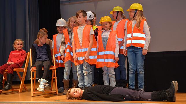 Die Theater-AG der Sommertalschule zeigte mit ihrem Improvisationsstück, dass auch "Nachts auf der Baustelle" ganz schön was los ist.