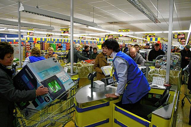 Eine Kassiererin schaut einer Kundin in den Einkaufswagen. Die Lidl-Filiale wurde im Dezember 2004 eröffnet. Hier ist der Tag der ...