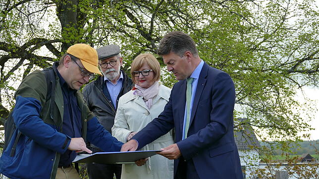 Begeistert von den alten Kelten (von links): Konrad Schlude (CDU-Vorsitzender Jestetten), Daniel Grob (Präsident Museumsverein Rheinau) ...