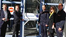 Die symbolische Schließung mit (von links) Stefan Hermann, Landrat Günther-Martin Pauli und dem Stabsteam Michael Gomeringer, Vanessa ...