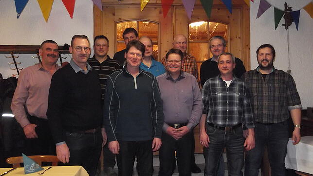 Neues Vorstandsteam (vorne, von links): Michael Martin (BLHV Bezirksgeschäftsführer), Elmar Schmidt, Friedrich Müller, Stefan Maier und ...