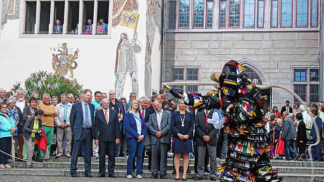 Der Hänsele war stets – wie hier auf der Hofstatt unterhalb des Rathauses – auch Platzmacher zur Aufführung des ...
