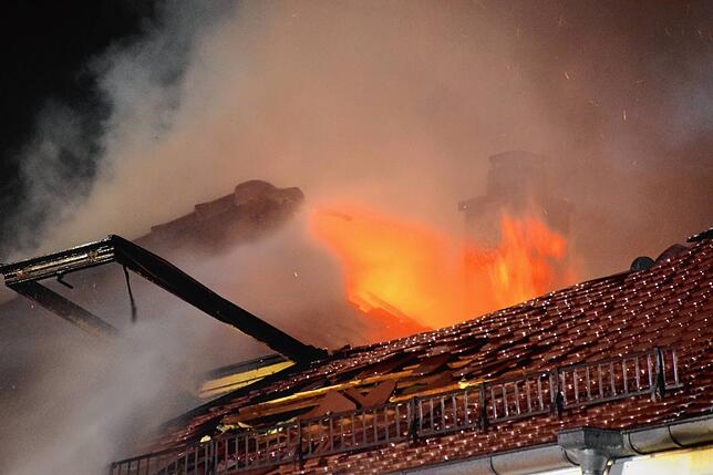 Bild 13: Bilder von den Löscharbeiten beim Großbrand eines Dachstuhls in Mahlspüren im Tal