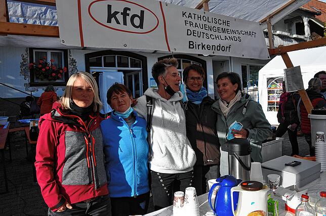 Die Frauen der kfd Birkendorf waren wieder dabei mit Glühwein und Zwiebelkuchen für den guten Zweck. von links: Tanja Schmidt, Hannelore ...