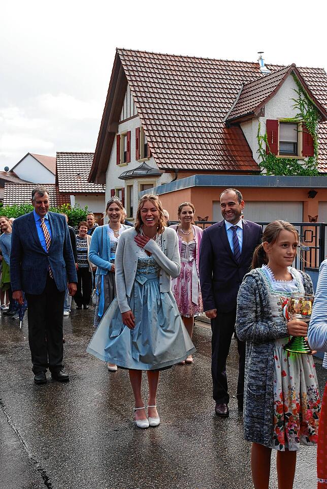 Der große Einzug der neuen Weinprinzessin mit Bürgermeister Ozan Topcuogullari wurde von großem Jubel begleitet. Bilder: Eva Baumgartner