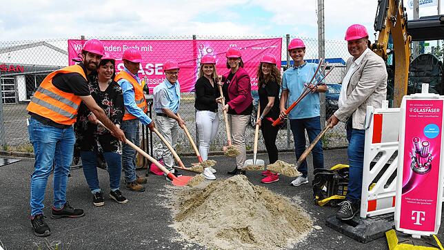 Unter dem Sandhaufen ist intakter Gehweg beim Spatenstich für den Glasfaserausbau der Telekom im Singener Industriegebiet (von links): ...