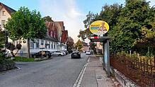 Das Schild „Freiwillig 30“ bittet die Autofahrer schräg gegenüber der Arlemer Gems um Rücksichtnahme. Die Anwohner berichten von Autos, ...