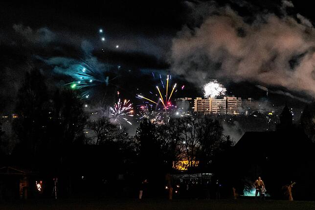 Das Feuerwerk über der Stadt ist spektakulär. Im Hintergrund ist der Rundling auf dem Kopsbühl zu sehen. Auf dem Hubenloch haben die ...
