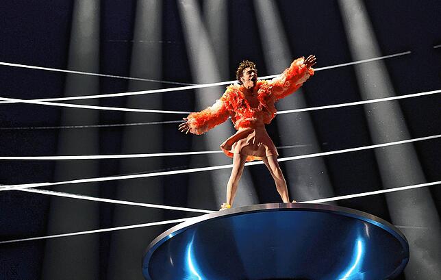 Nemo aus der Schweiz tritt mit dem Titel „The Code“ auf der Bühne beim Finale des Eurovision Song Contest (ESC) 2024 in der Malmö Arena auf.