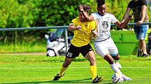 Nicolas Grieger (links) vom FC Öhningen-Gaienhofen im Duell mit Markdorfs Austyn Adebayo Adefeyiju.
