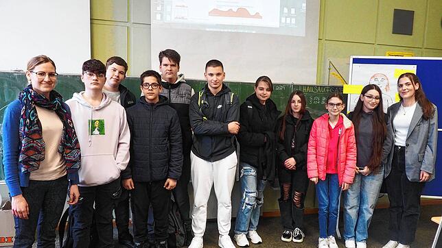 Referentin Jeruscha Schettler von Caritas Singen Hegau (links) und Ethik-Lehrerin Dafina Kurti von der Ekkehard-Realschule (rechts) ...